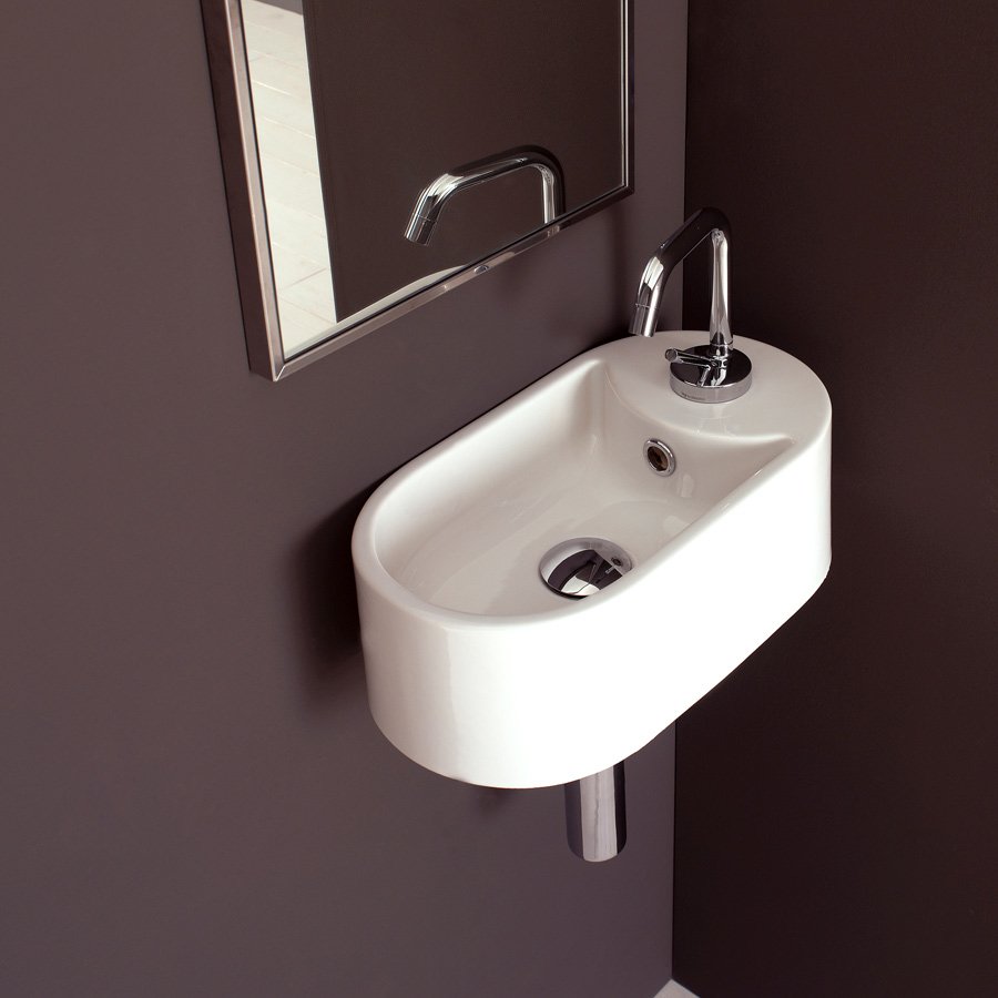 Små handfat i smart design till den smala badrummet.