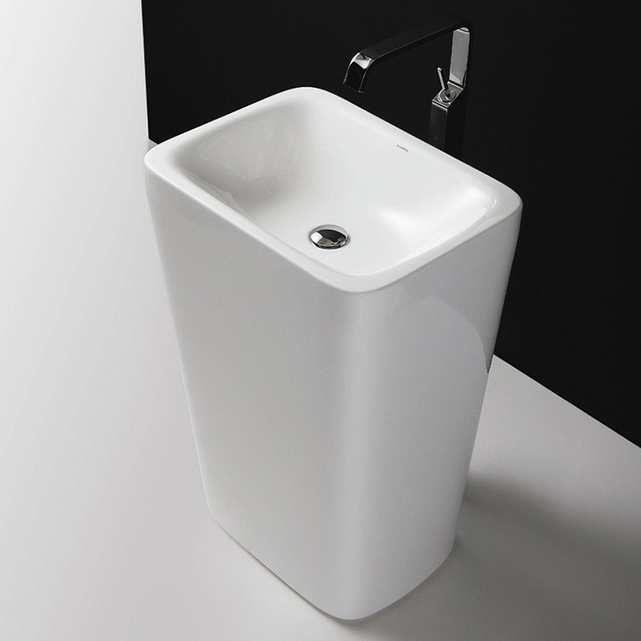 Fristående tvättställ med rena linjer i vacker design.