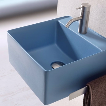Vägghängt Blått tvättställ i fyrkantig italiensk design