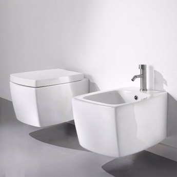 Väggmonterad toalett i fyrkantig design
