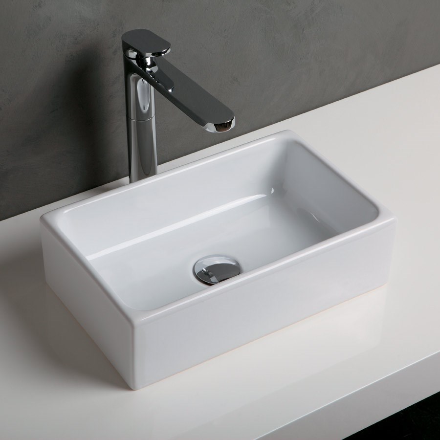 Små handfat i smart design till den smala badrummet.
